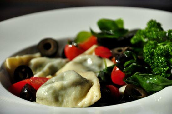 Ravioles de espinaca y queso en aceite de oliva, tomate y albahaca