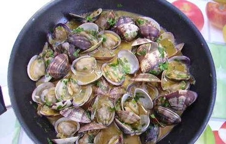 Cazuela de almejas a la marinera