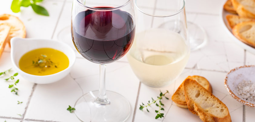 Maridajes mediterráneos perfectos: AOVE y vino